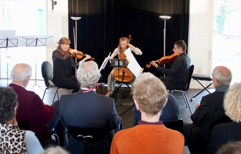 Michaela Girardi (Violine), Jessica Kuhn (Violoncello) und Andreas Ticozzi (Bratsche) spielten im Rahmen des Porträtkonzertes mit Werken von Nikolaus Brass unter anderem das 3. Streichtrio und boten mit ihren Werkdeutungen beste Unterhaltung.