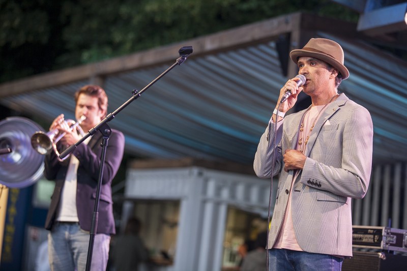Brendan Adams und Band ebenfalls mit zwei Livesongs