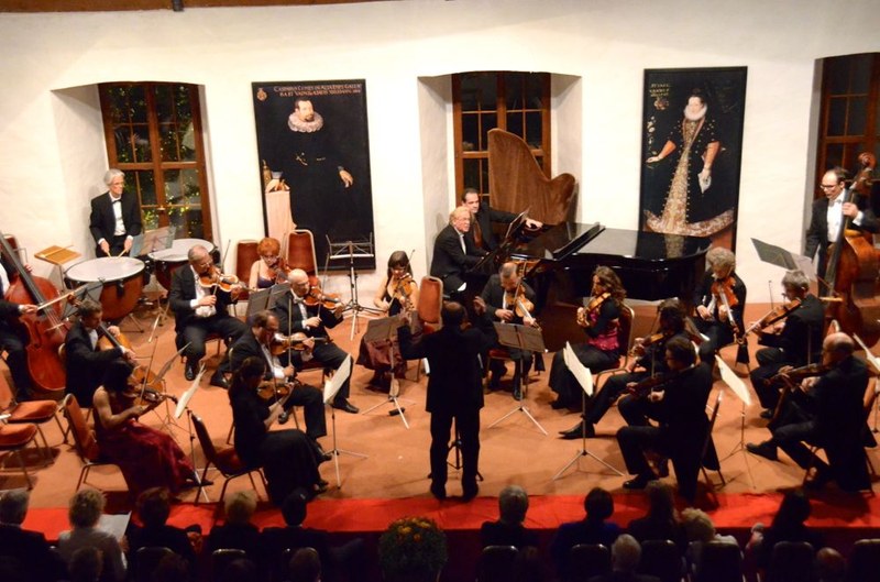 Aufregend wurde das Doppelkonzert für zwei Streichorchester, Klavier und Pauken mit Hans-Udo Kreuels am Klavier und Wolfgang Wehinger an den Pauken gestaltet.