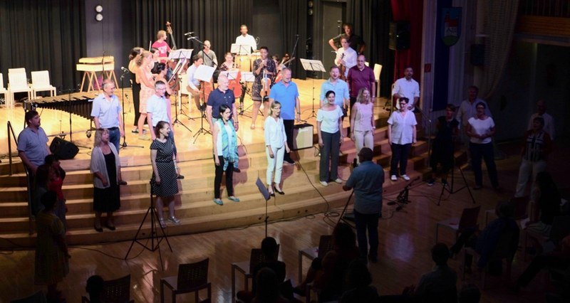 Musikerinnen und Musiker, die seit Jahren die "Musik in der Pforte" begleiten, sowie die Vocale Neuburg spielten beim Fest & Konzert "D'Zit isch do" im Winzersaal in Klaus auf.