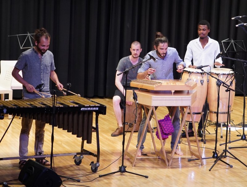 Das Konzert endete mit einem open end und einer Jamsession. Hier sind David Soyza, Elias Menzi, Bertram Brugger und Zuko Samela im musikalischen Austausch miteinander.