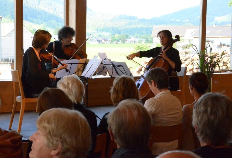 Berit Cardas (Violine), Klaus Christa (Viola) und Bjørg Vaernes Lewis (Violoncello) musizierten hingebungsvoll und aussagekräftig.