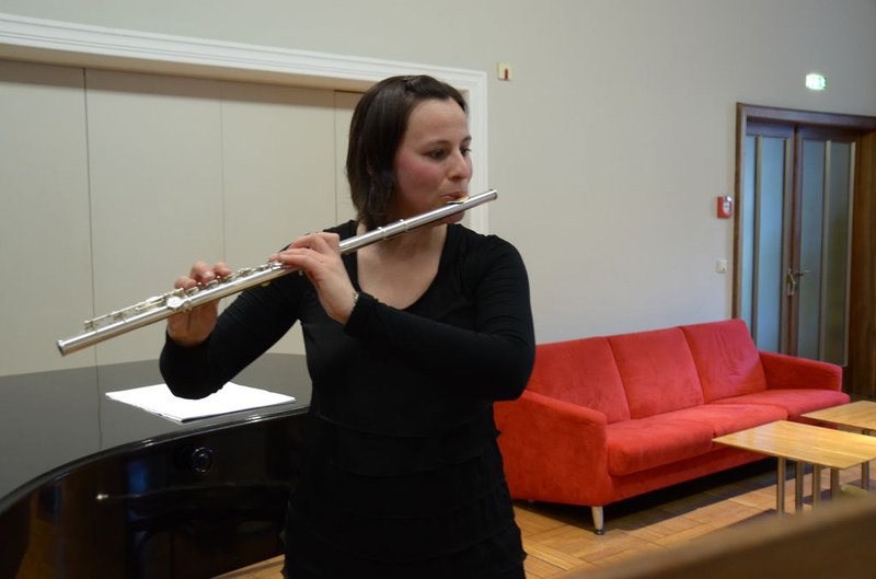Anja Baldauf präsentierte zwei Werke von Gerda Poppa und Thomas Ludescher, die beide derzeit in der Kompositions-klasse von Herbert Willi studieren