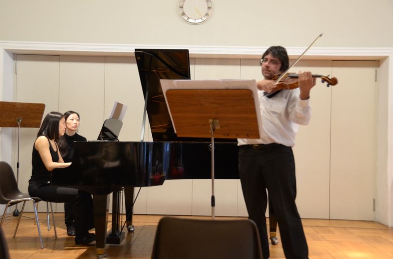 Andreas Ticozzi und Yukie Togashi spielten in guter Kommunikation miteinander und gestalteten Gerald Futschers Musik plastisch aus