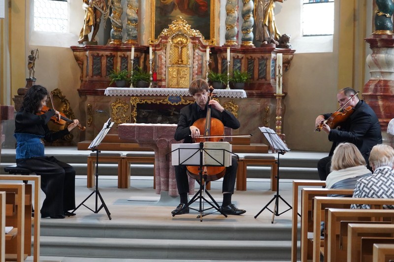 Eigentlich sollte es das siebente Konzert der Reihe "Klassik plus" in diesem Jahr sein. Doch nun schätzte sich der Initiator und Bratschist Guy Speyers glücklich, zusammen mit Yukiko Tezuka an der Violine und Detlef Mielke am Violoncello in der Pfarrkirche Nüziders endlich wieder musizieren zu können.