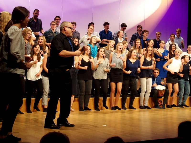 Oskar Egle und "seine" Voices in ihrem Element. Der Landesjugendchor feiert international Erfolge und bereichert die Vorarlberger Chorlandschaft. (Foto: Fritz Jurmann)