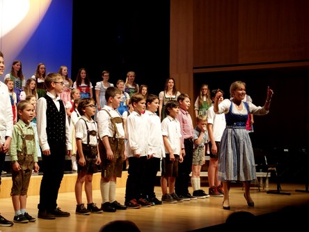 Birgit Giselbrecht-Plankel gründete den Landeskinderchor vor sechs Jahren. Seither leitet sie den Chor mit inspirierender Kraft. (Foto: Fritz Jurmann)