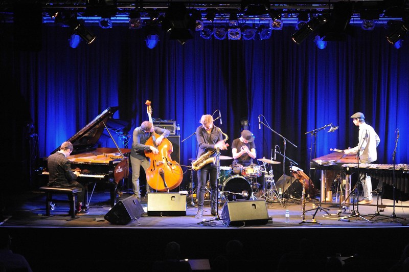 Im Quintett von Marius Neset mit Ivo Neame (Klavier), Anton Eger (Perkussion),  Michael Janisch (Bass) und Jim Hart (Vibraphon und Marimba) entwickelten sich ebenso poesievolle Klangfarbennuancen wie atemberaubende melodisch-rhythmische 'Verrücktheiten".