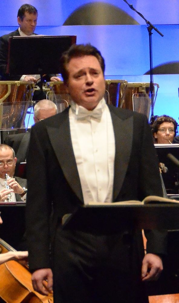 Andrew Schroeder sang an Stelle des erkrankten Peter Mattei die Lieder eines fahrenden Gesellen.
