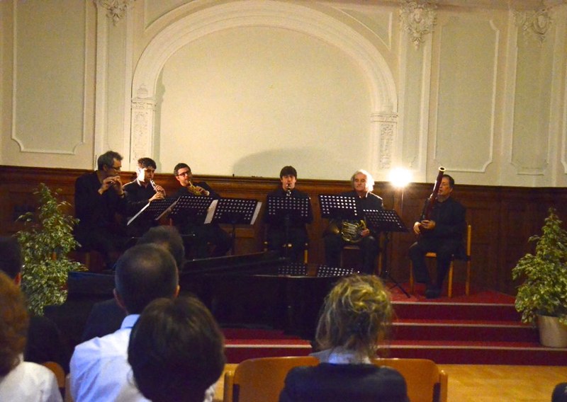 Ein Ensemble des Landeskonservatoriums mit Eugen Bertel (Flöte), Adrian Buzac (Oboe), Fabian Pablo Müller (Sopransaxophon), Hauke Kohlmorgen (Klarinette), Josef Sterlinger (Horn) und Allen Smith (Fagott) brachte die "Yunus Emre Suite" von Murat Üstün zur Uraufführung.