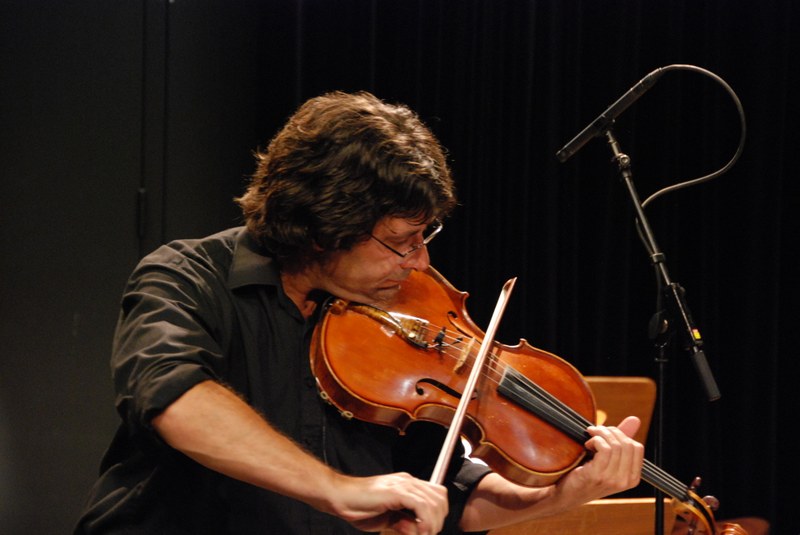 Rund um den Bratschisten Andreas Ticozzi spielen im "Ensemble plus" zahlreiche Musikerinnen und Musiker in unterschiedlichen Besetzungen zusammen.