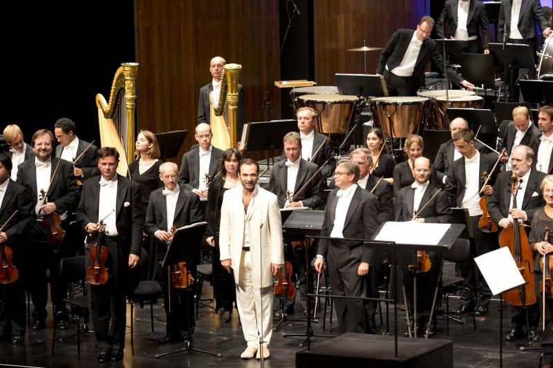 Der Tenor Nikolai Schukoff gestaltete die dramatische Szene in Franz Lehárs "Fieber" dramatisch aus.