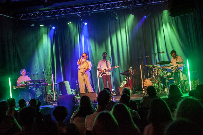 Lina Maly mit Band in der Caserne Friedrichshafen