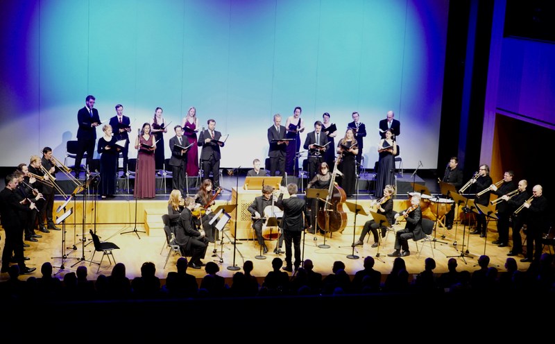 Johannes Hiemetsberger leitete das "Concerto Stella Matutina" sowie das Vokalensemble "Company of Music" bei der Aufführung der opulenten "Missa Bruxellensis" von H.I.F. Biber in der Kulturbühne AmBach. Alle gemeinsam freuten sich über die große Zustimmung, die die Werkdeutung beim Publikum in der bis auf den letzten Platz gefüllten Kulturbühne AmBach erfuhr.