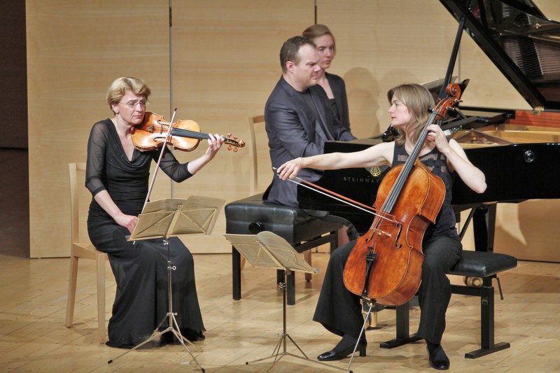 Antje Weithaas an der Violine, Lars Vogt am Klavier und Tanja Tetzlaff am Violoncello zogen mit ihrer Werkdeutung des Es-Dur Trio von Schubert die Zuhörenden in ihren Bann. (Foto: Schubertiade)