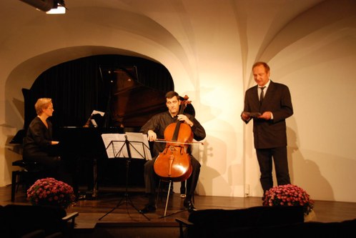 Karin Supper am Klavier, der Cellist Othmar Müller und der Sprecher Peter Baumgardt spielten das amüsante "Nachtstück für ein Schiff" von Otto M. Zykan