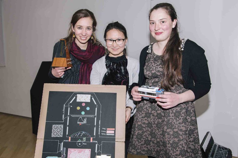 Die Freude von Katharina Lechner, Viviane Hirschi und Badamsuren Gangaabazar war groß, als nach viereinhalb Stunden verlautbart wurde, "The Hugo 2016 goes to ... Kontrapunkt" (Fotos: Lisa Mathis)