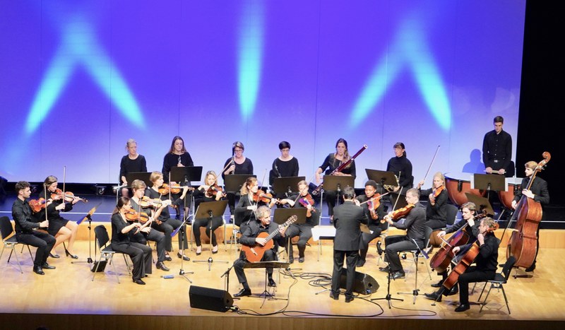 Der Gitarrist Alexander Swete und die tonart Sinfonietta unter der Leitung von Markus Pferscher sorgten beim Auftakt in die neue Saison der Abonnementreihe "Gitarre AmBach" für Jubelstimmung. Erstmals musizierte ein Orchester, bereits zum dritten Mal war Alexander Swete in Götzis zu Gast.