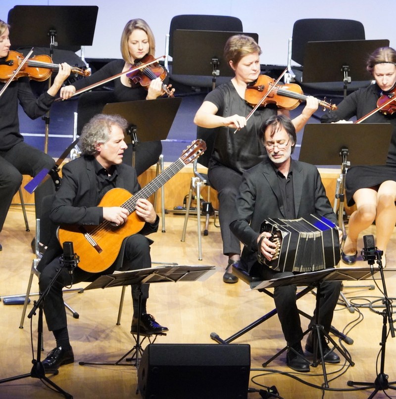 Das Doppelkonzert von Astor Piazzolla musizierten die Solisten Alexander Swete und der Bandoneonist Eduardo Garcia in großem gegenseitigem Einverständnis.