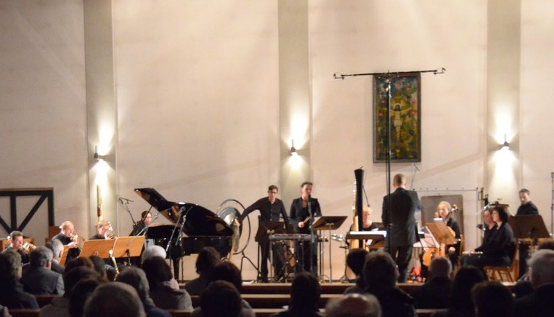 Das Ambiente in der Altacher Kirche unterstützte die eindringliche Deutung des Werkes "Padre nuestro" von Michael Floredo mit dem "ensemble plus" unter der Leitung von Thomas Gertner.