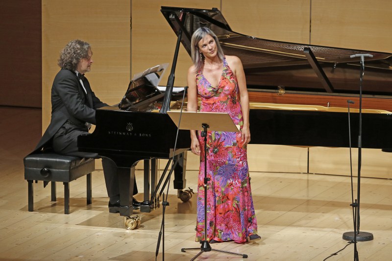Die Sopranistin Marlis Petersen und ihr Klavierpartner Camillo Radicke liefen im Angelika Kauffmann-Saal vor allem mit Liedern von Richard Strauss zur Hochform auf.