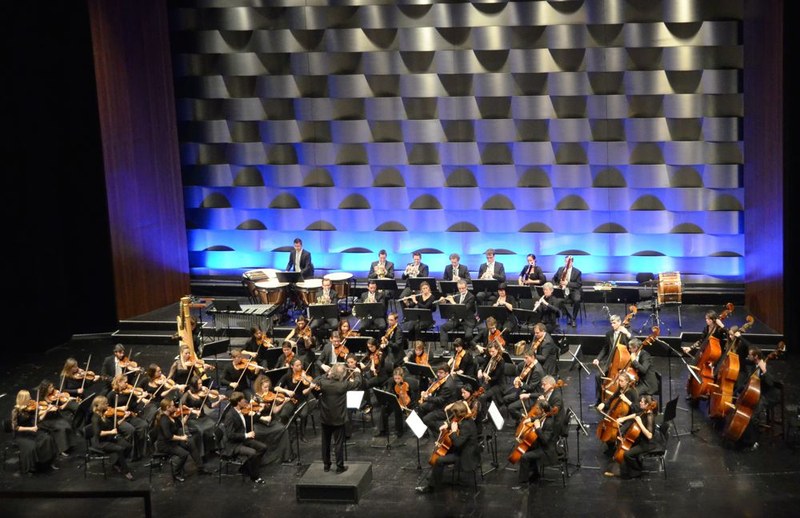 Das Symphonieorchester Vorarlberg und Gerard Korsten musizierten die unterhaltsamen Werke von Robert Fuchs, Maurice Ravel und Francis Poulenc mit einer ausgewogenen Klangkultur und flexiblen Solisten in den Reihen des Orchesters.