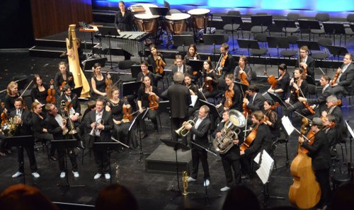 Das "Sonus Brass Ensemble" und das Symphonieorchester Vorarlberg unter der Leitung von Gerard Korsten feierten das 20-jährige Ensemblejubiläum mit der Uraufführung des Werkes "Promenade" von Georg Breinschmid. Der Komponist selbst war aktiv mit seinem Kontrabass dabei.