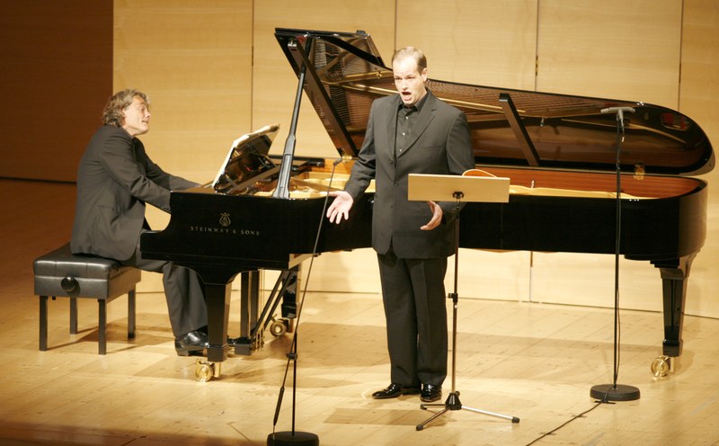 Benjamin Bruns interpretierte bei seinem Schubertiadedebüt "Die schöne Müllerin". Den Klavierpart deutete der herausragende Pianist Gerold Huber. (Foto: Schubertiade)