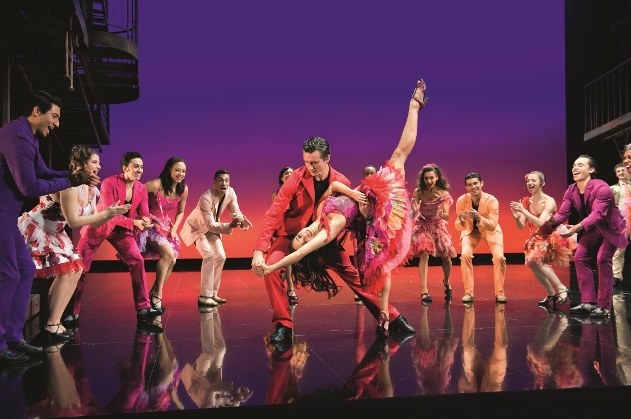 Atemberaubende Tanzszenen in der Originalchoreografie der ersten „West Side Story“ von 1957 prägen diese hoch professionelle Aufführung.