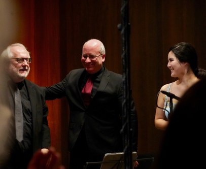 Über die große Begeisterung des Publikums freuten sich der Komponist Richard Dünser, im Bild mit Oliver Triendl und Hyeyoon Park.