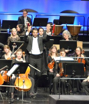 Domingo Hindoyan inmitten der Musikerinnen und Musiker des Symphonieorchester Vorarlberg. Einige lenkten mit schönen Soli die Aufmerksamkeit auf sich.