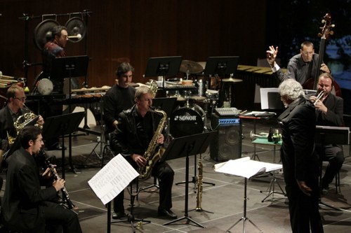 Der Klarinettist Olivier Vivarès, der Saxophonist Gerald Preinfalk und der Trompeter Anders Nyqvist spielten ihre Soloparts herausragend
