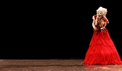 Julia Mora Caprez als Rokoko-Mädchen, das virtuos die Geige spielt  | © Künstlerwebsite