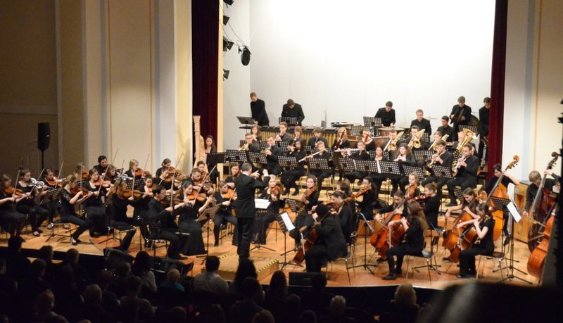 Das Sinfonieorchester des Landeskonservatoriums und Benjamin Lack luden zum traditionellen Weihnachtskonzert. In bester Musizierlaune wurde das Publikum im voll besetzten Festsaal unterhalten.