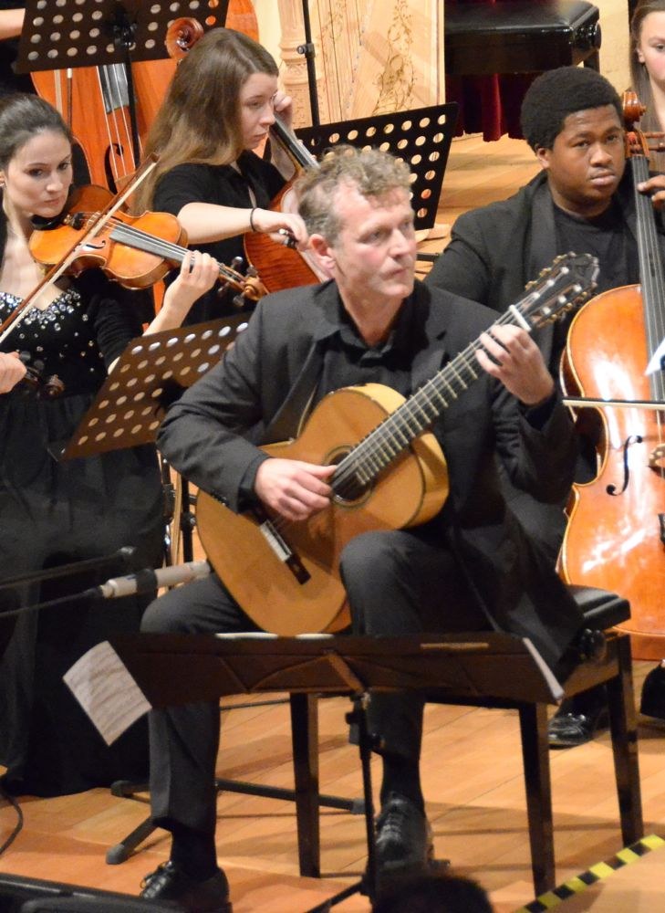 Augustin Wiedemann präsentierte ein Gitarrenkonzert von Roland Dyens.