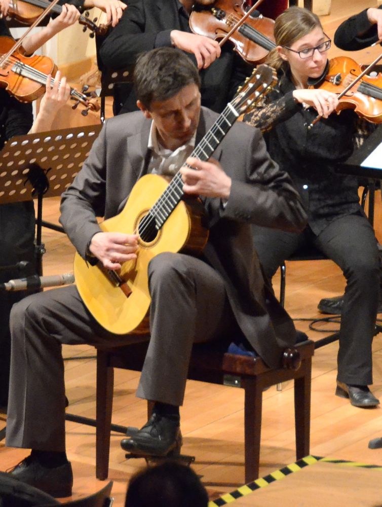 Im Mittelpunkt der Matinee standen die beiden Gitarristen mit ihren sehr unterschiedlichen Temperamenten. Tomasz Zawierucha interpretierte ein Werk von Leo Brouwer.