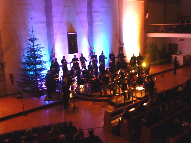 Das Jazzorchester Vorarlberg und der Kammerchor „Vocale Neuburg" überzeugten in der Pfarrkirche St. Christoph in Dornbirn mit Johannes Berauers „Carpe Noctem" (Foto: Fritz Jurmann)