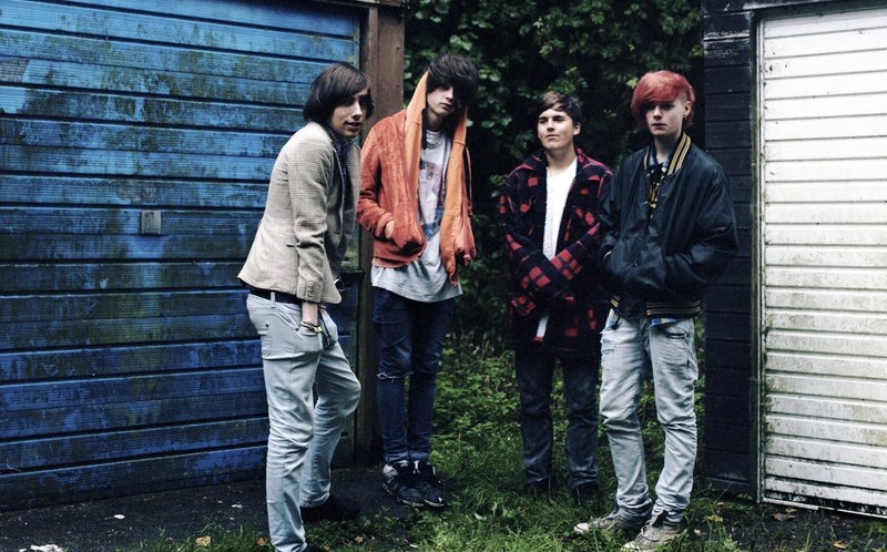 Musikalisch erinnern sie an Bands wie The Stone Roses, Primal Scream oder New Order, die wie sie aus Manchester stammen.