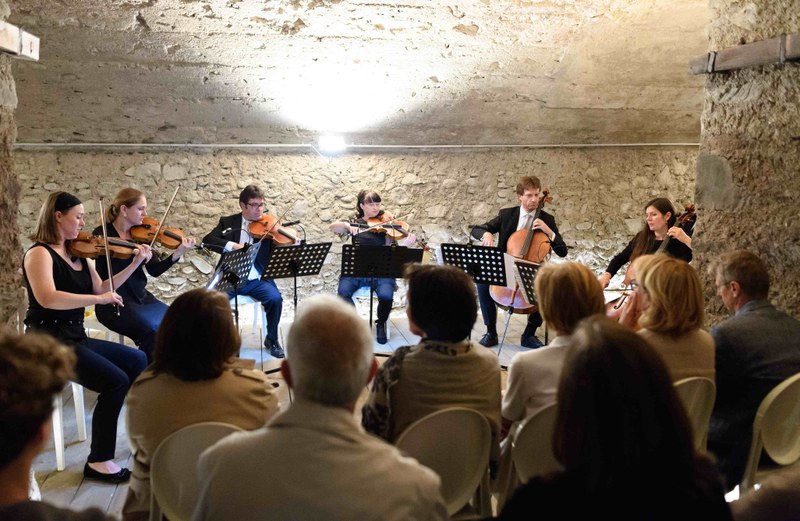 Platzkonzerte an ungewöhnlichen Orten boten die Montforter Zwischentöne im Rahmen eines Spazierganges mit Musikerinnen und Musikern des Symphonieorchesters Vorarlberg. Ein Streichsextett im Gewölbekeller des Altstadthauses Sonne musizierte Schönbergs "Verklärte Nacht". (Fotos: M. Rhomberg)