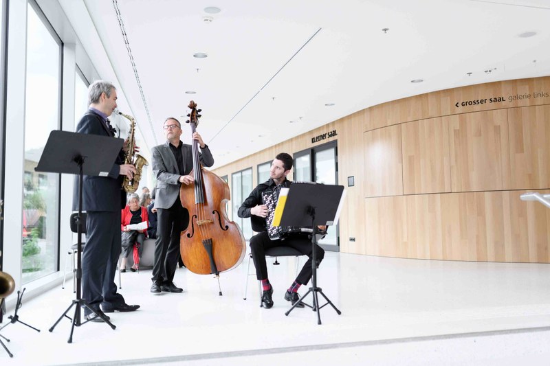 Zur Einstimmung spielte ein Jazztrio im Atrium des Montforthauses.