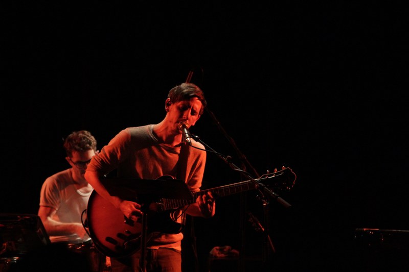 FIA-Sänger Markus Zahradnicek und Drummer Manuel Riegler in Aktion (Fotos: Andreas Haim / Spielboden)