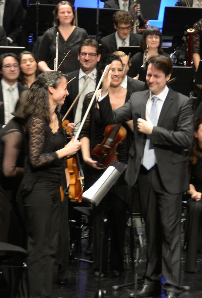 Über den stürmischen Applaus freute sich der hervorragend agierende Dirigent Leo McFall. Er bedankte sich bei der Konzertmeisterin Monika Schumayer.