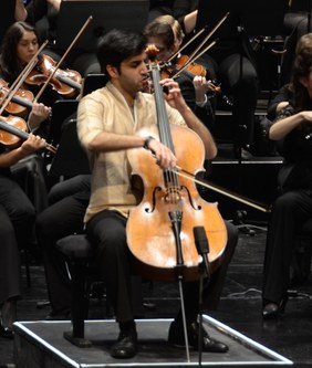 Kian Soltani berührte mit seinem Spiel und der Werkdeutung von Edward Elgars Cellokonzert die Menschen im Bregenzer Festspielhaus.