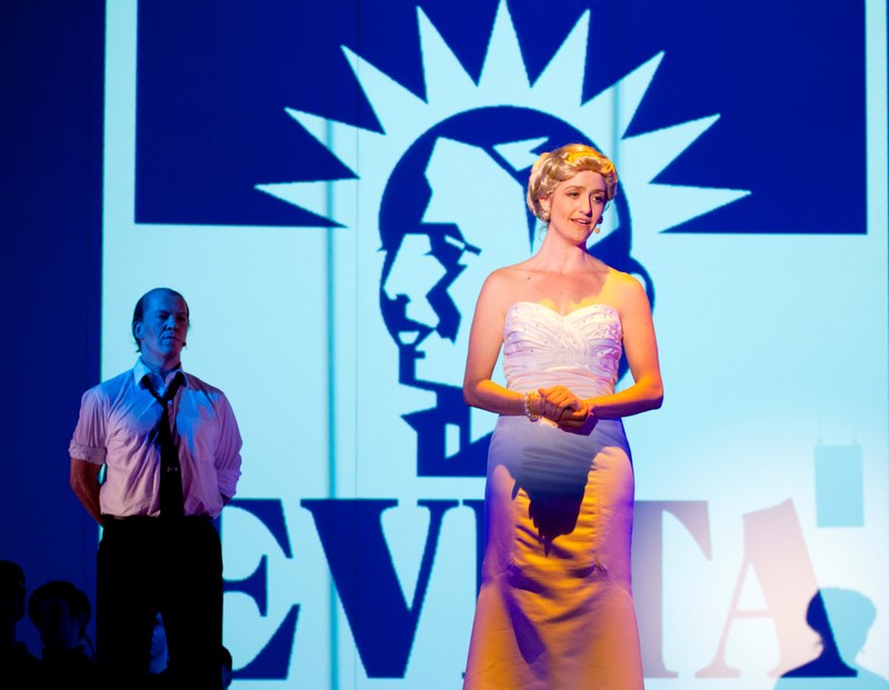Bis ins Detail liebevoll nachgebildet in Frisur, Maske und Kostüm wurde die Titelfigur der Evita, die Sophie Eder sich bei ihrem Rollendebüt auch sängerisch und darstellerisch vollkommen zu eigen gemacht hat.