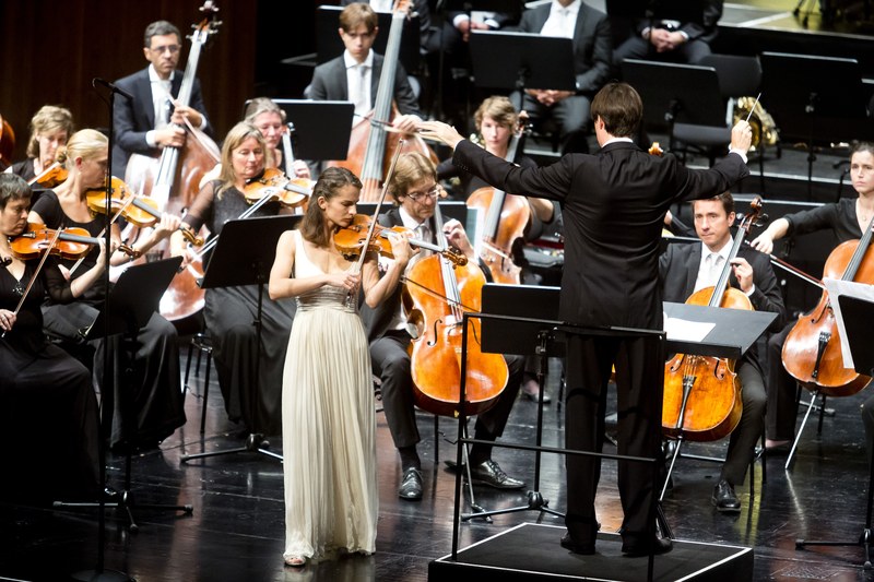 Das Symphonieorchester Vorarlberg unter der Leitung von Leo McFall und die Violinistin Alina Pogostkina gestalteten zum Abschluss der diesjährigen Bregenzer Festspielen ein beeindruckendes Konzert. (Fotos: Lisa Mathis)