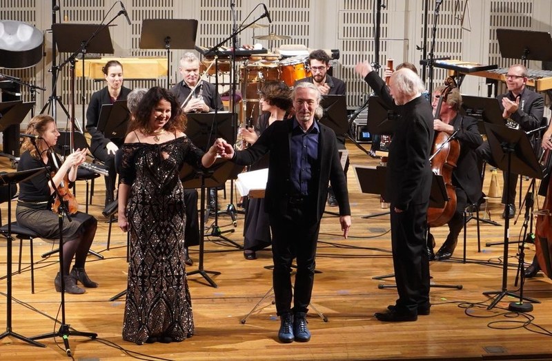 Viel Zuspruch erhielten der Komponist Wolfram Schurig, die Sopranistin Agata Zubel und das Klangforum Wien unter der Leitung von Johannes Kalitzke nach der Uraufführung des Werkes "5 ostinati" im Rahmen von wien modern.