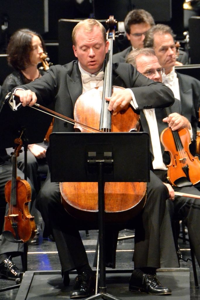 Christoph Stradner, erster Solocellist bei den Wiener Symphonikern, lebte sich als Solist ganz in seinen Solopart hinein.