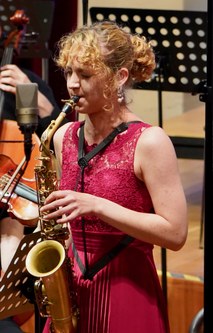 Die 19-jährige Saxophonistin Ayleen Weber gewann im Jänner 2021 den Solistenwettbewerb des Vorarlberger Landeskonservatoriums und war nun gemeinsam mit dem Symphonieorchester des Vorarlberger Landeskonservatoriums unter der Leitung von Benjamin Lack zu erleben.