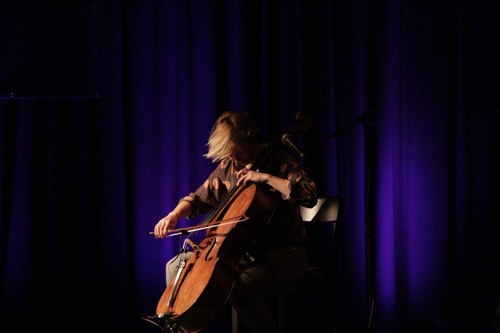 Mit vollem Einsatz und bester Laune spielt Laura Pudelek das Cello bei DAWA.