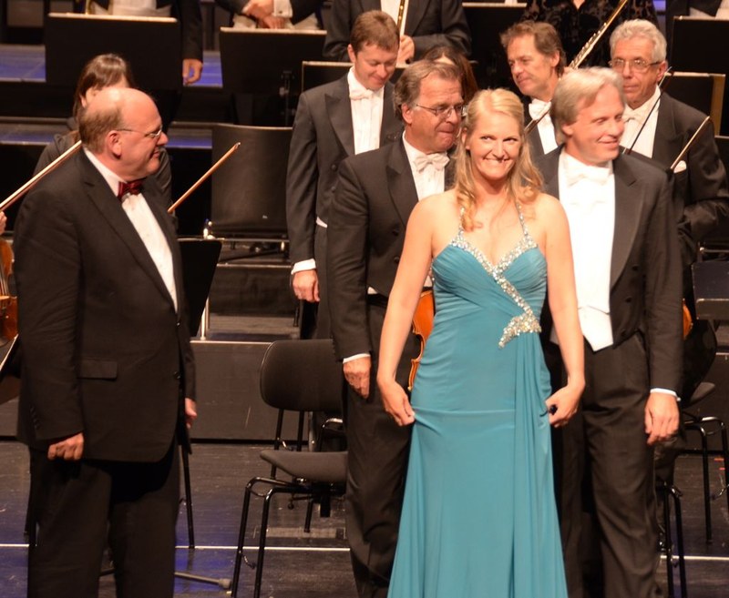 Detlev Glanert bedankte sich bei Gisela Stille und Markus Stenz für die Darbietung der Schubertbearbeitung „Einsamkeit". Gisela Stille verkörpert 2013 die Pamina in der Neuinszenierung der „Zauberflöte" bei den Bregenzer Festspielen. Vorfreude ist angesagt.
